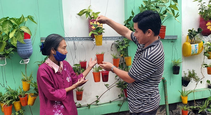 Từ vật liệu tái chế, bà con hẻm 90 Bà Huyện Thanh Quan, Phường 9, Quận 3 trang trí những giỏ hoa nhiều sắc màu hai bên tuyến hẻm.